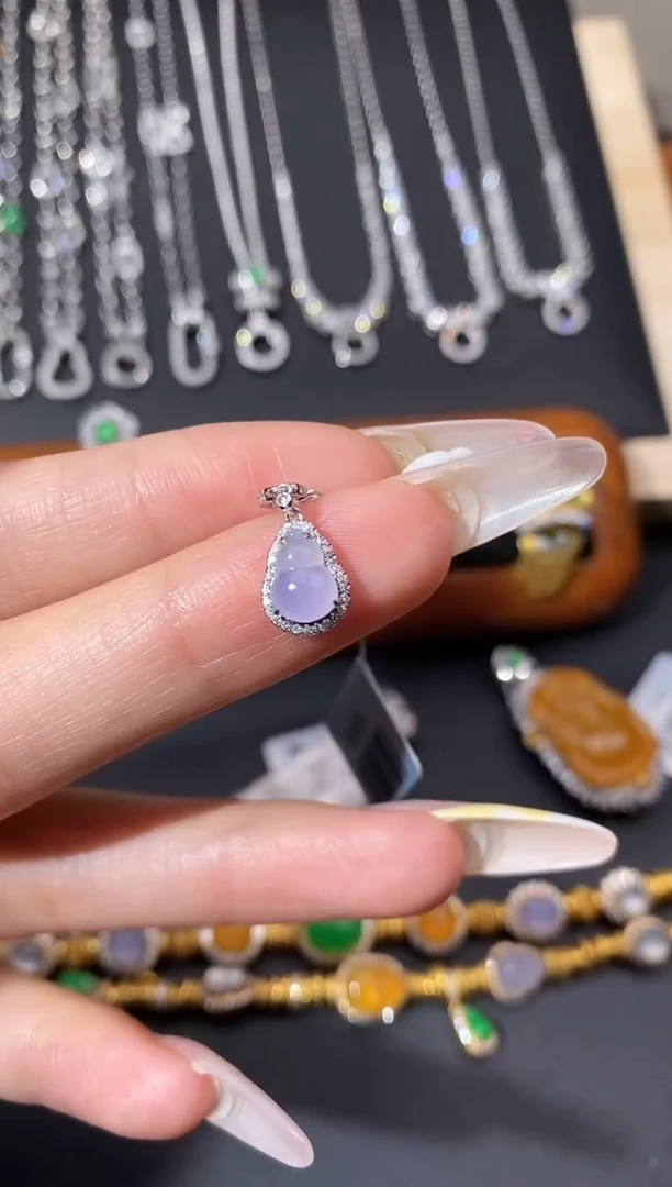 颈饰18K金镶嵌翡翠吊坠