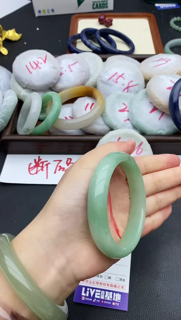 未镶嵌手镯石英质玉251+60.5