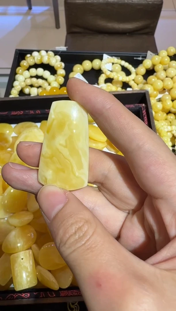 未镶嵌颈饰琥珀虫*?方牌吊坠