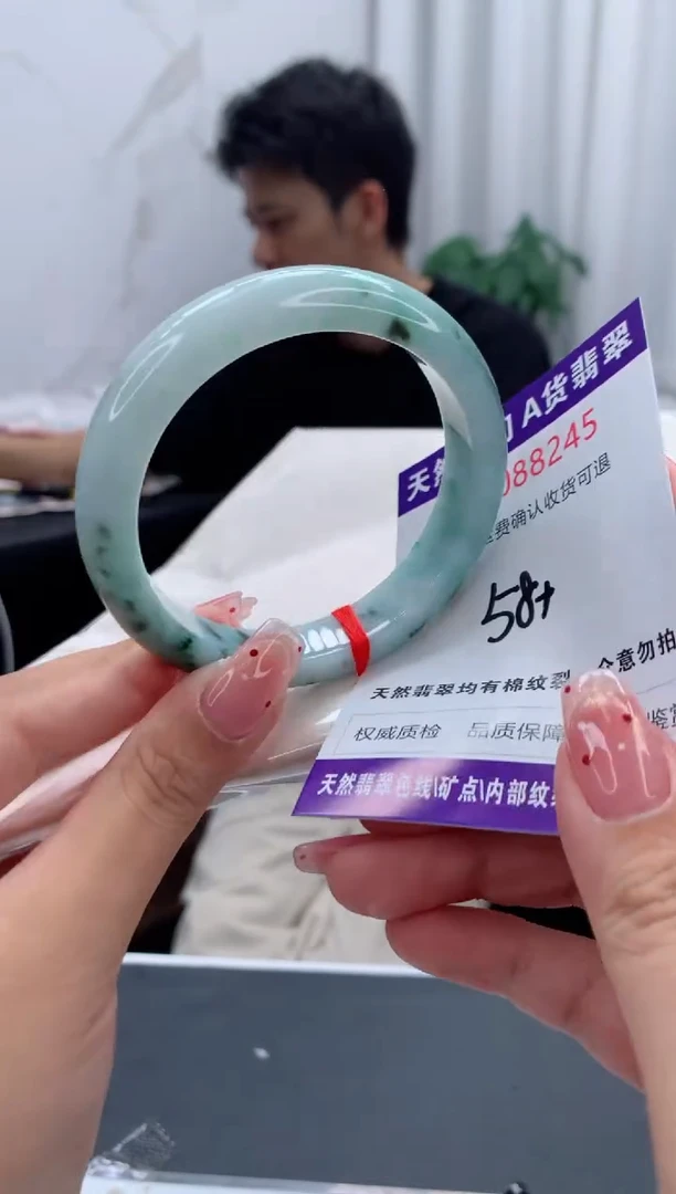 未镶嵌手镯翡翠有纹，完美者勿拍