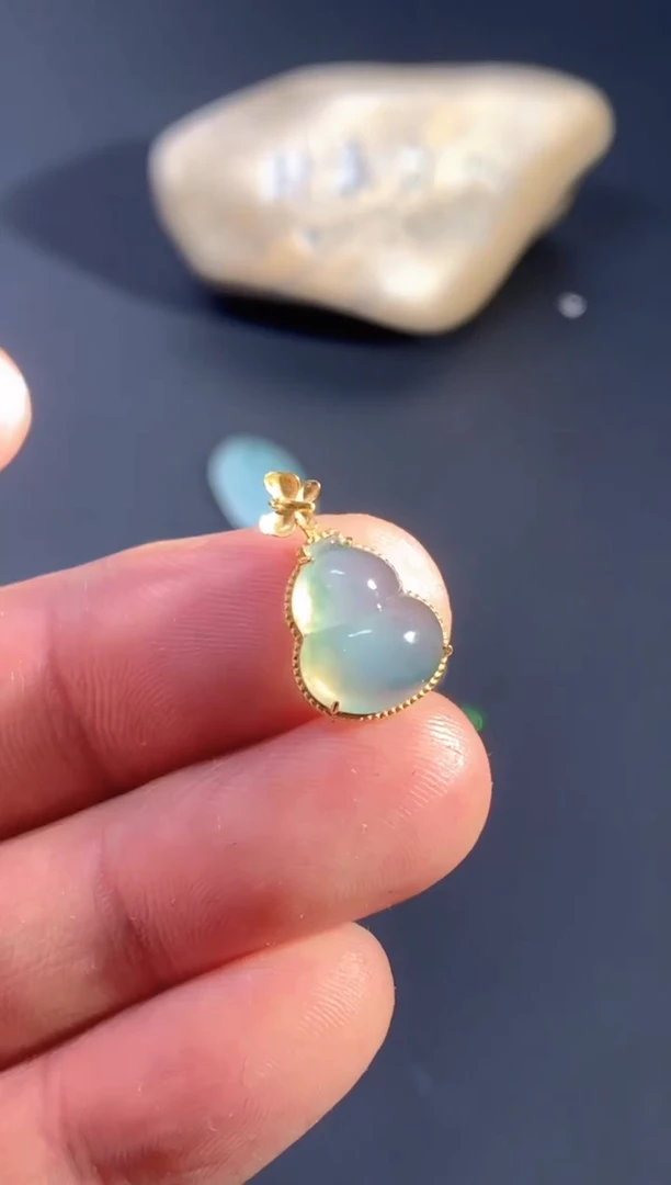 颈饰18K金镶嵌翡翠