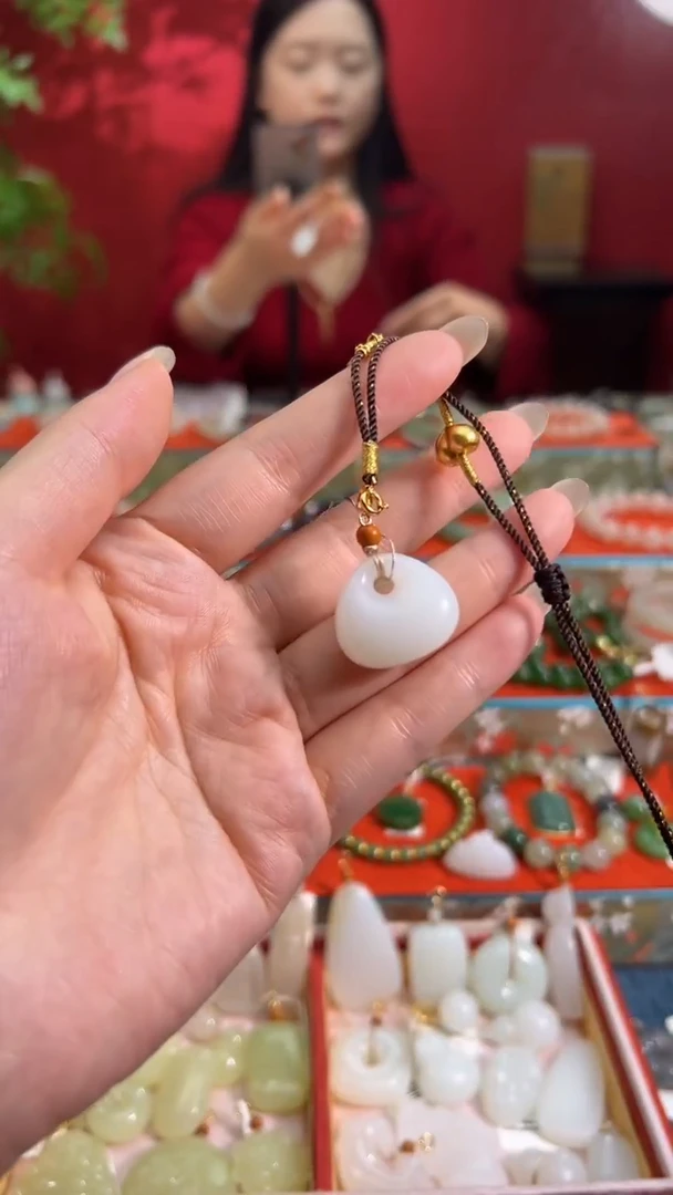 颈饰18K金镶嵌和田玉张*明俄芭莎白玉福袋