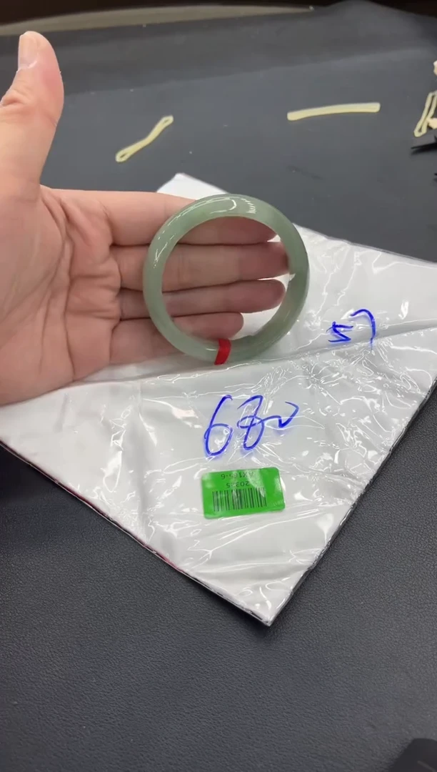 未镶嵌手镯翡翠米?翡翠手镯