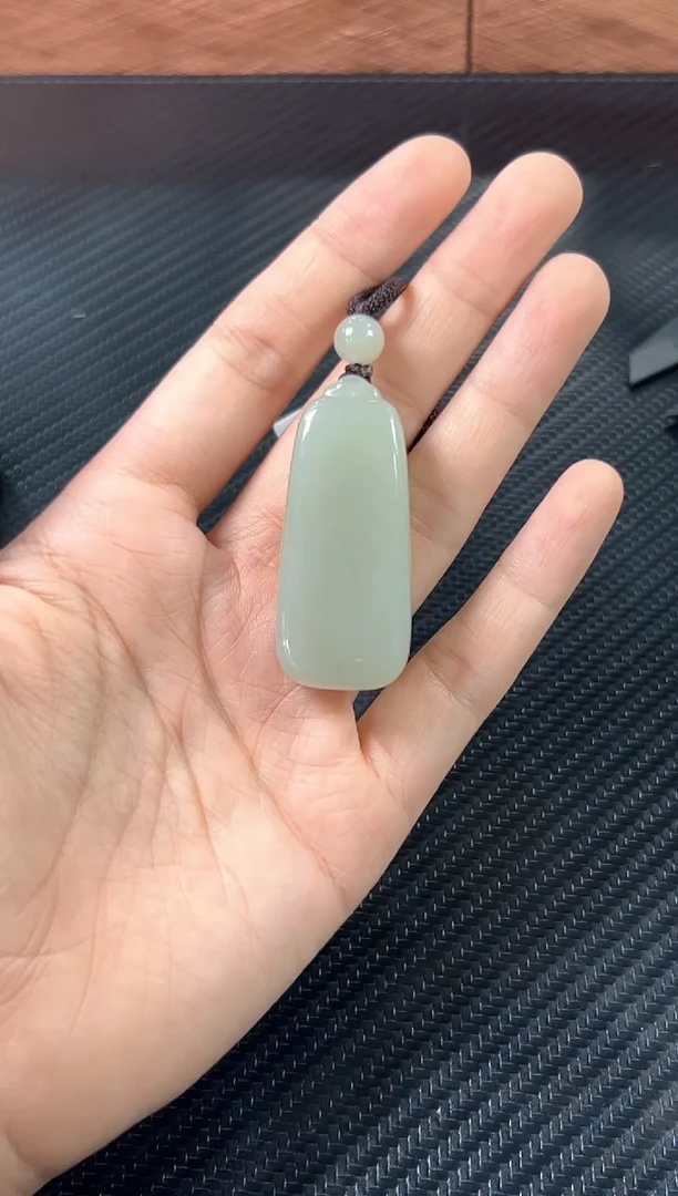 吊坠(赠链)未镶嵌和田玉且末微色差近矿m