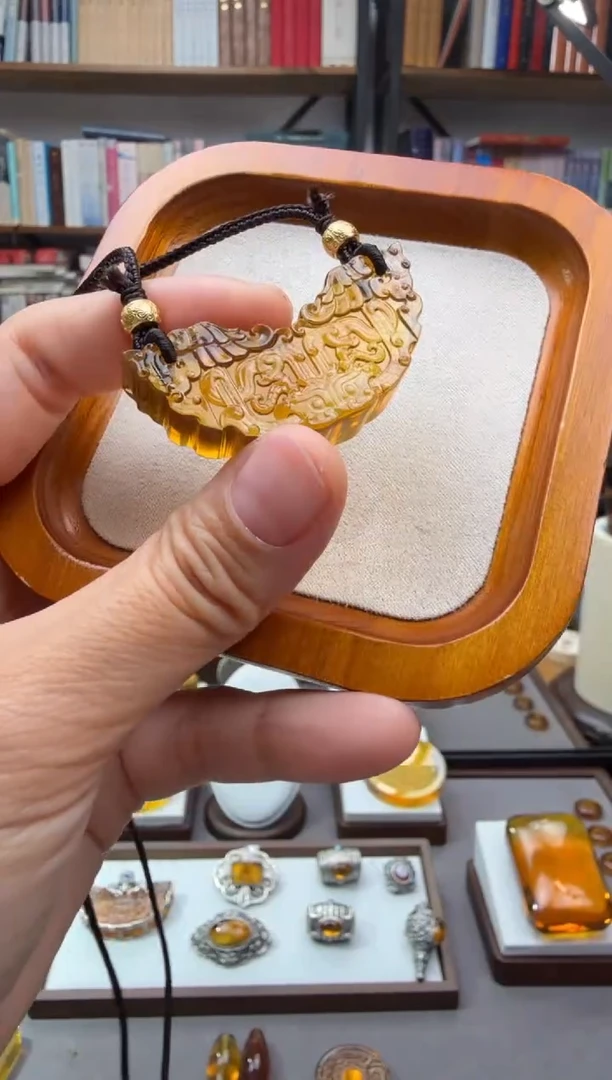 未镶嵌颈饰琥珀仿古玉璜吊坠