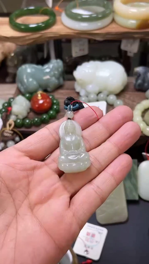 和田玉未镶嵌吊坠(不含链)且末青白  41观音801890