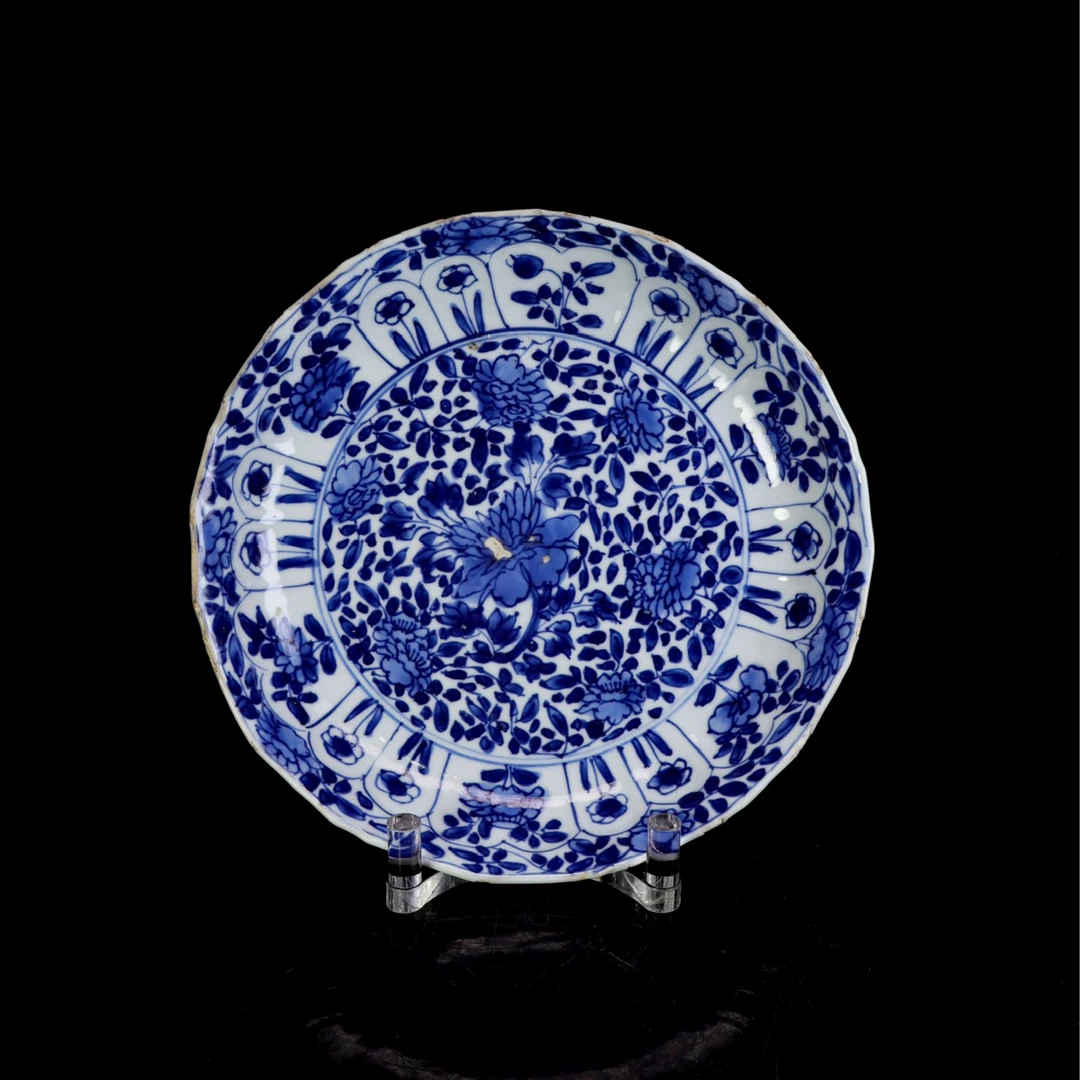 28.清康熙青花花卉莲瓣盘