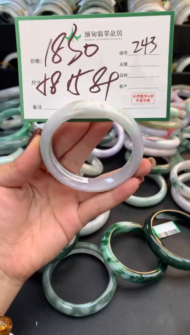 未镶嵌定制翡翠毛货需精细抛光+多人