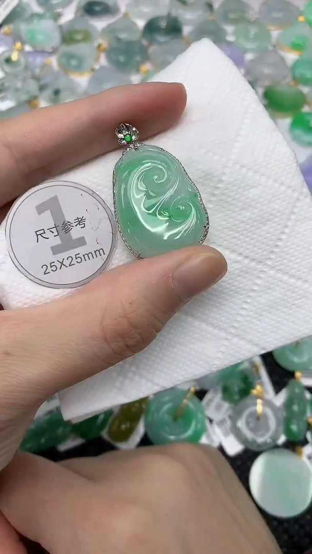 颈饰18K金镶嵌翡翠111111111111