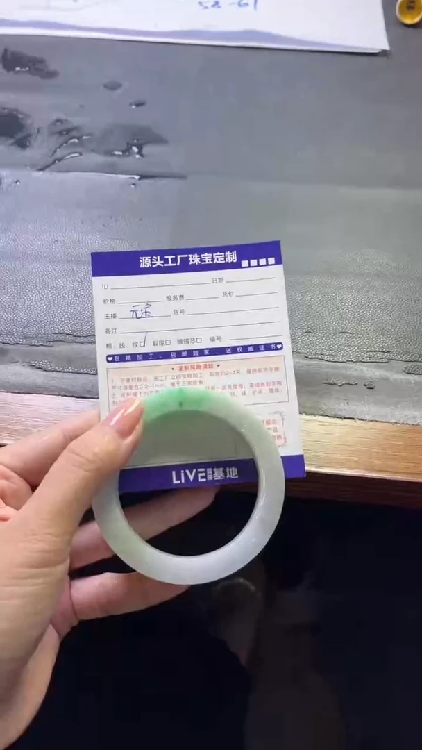 未镶嵌手镯定制翡翠:定制不退不换