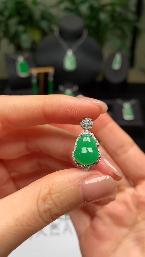 颈饰18K金镶嵌翡翠葫芦