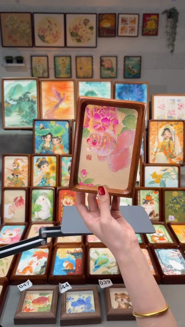 国画牡丹金鱼六寸带框