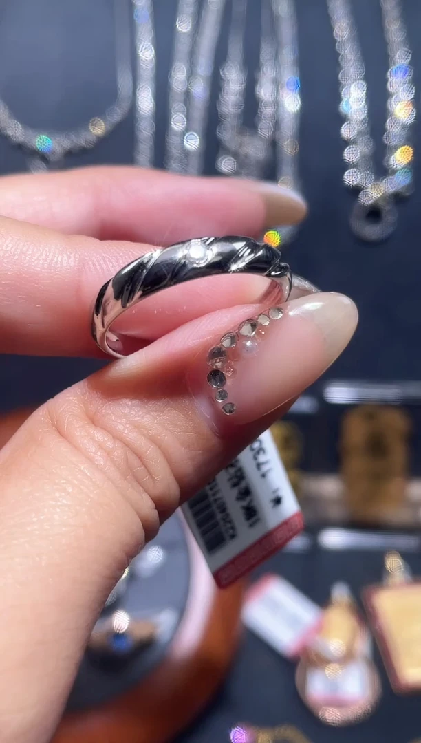 【闪购商品】钻石戒指/指环18K金镶嵌钻石戒指
