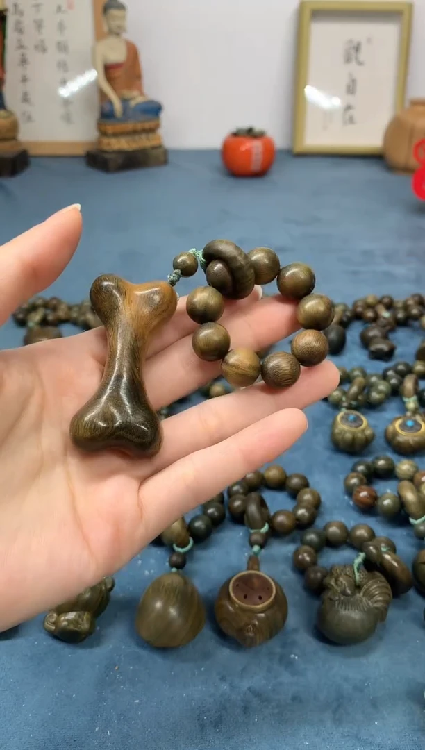 【闪购商品】维腊木（绿檀）把件骨头按摩棒