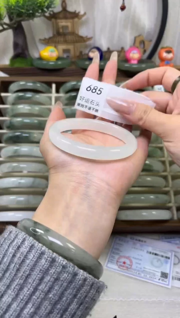 未镶嵌手镯石英质玉微瑕 685