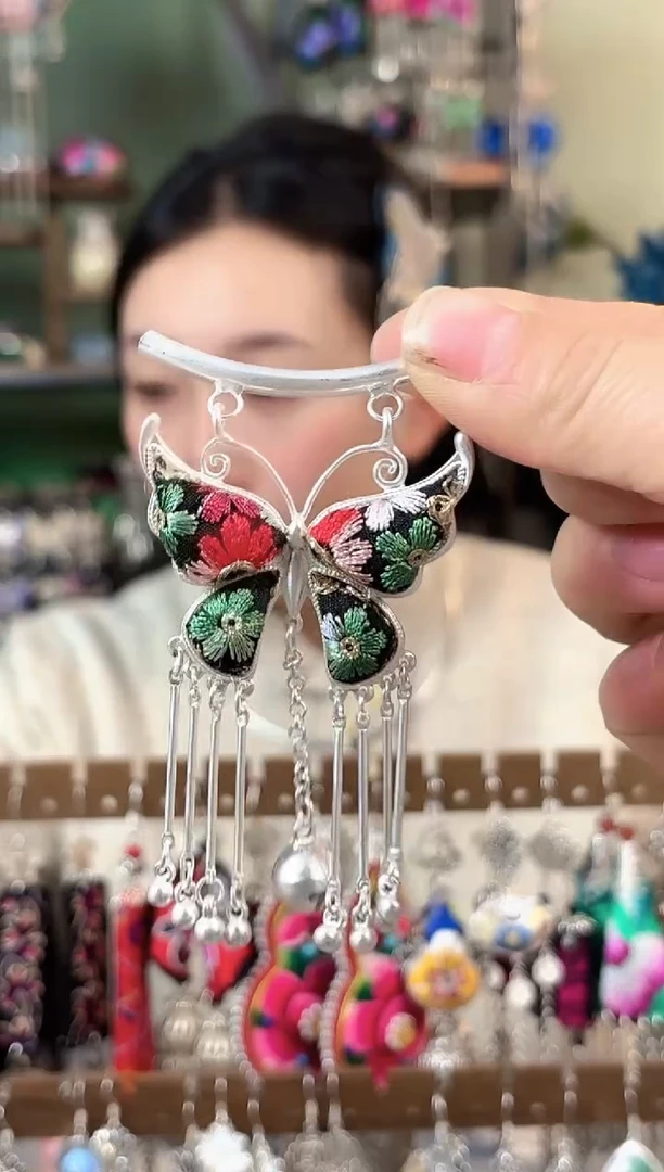 彩云南阁非遗老绣苗银饰品556