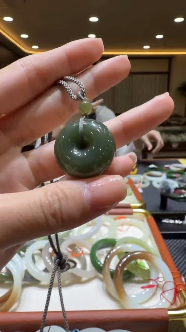 颈饰未镶嵌和田玉挂件