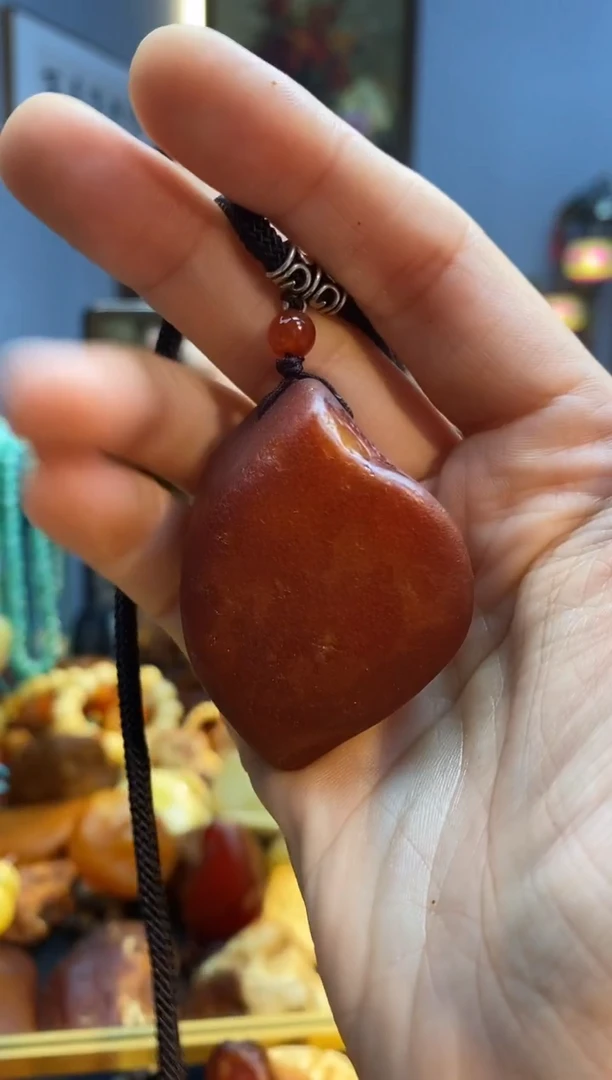 未镶嵌颈饰琥珀吊坠