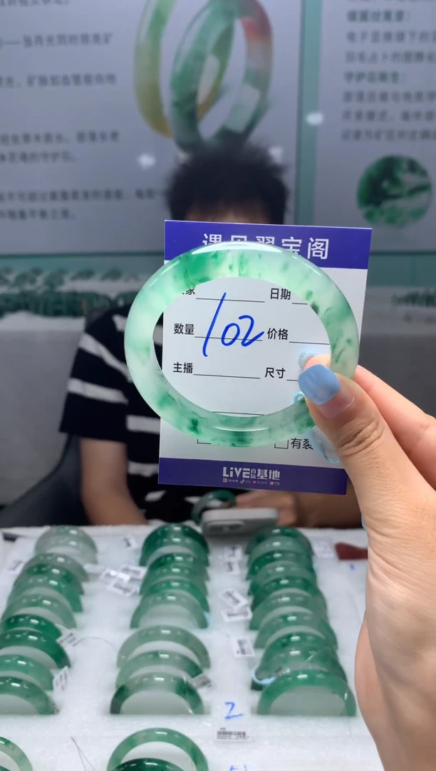 未镶嵌手镯石英质玉（非洲翠）55