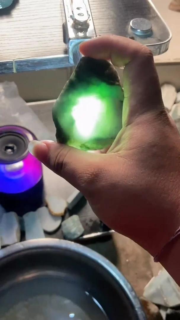 配石翡翠翡翠边角料未加工80