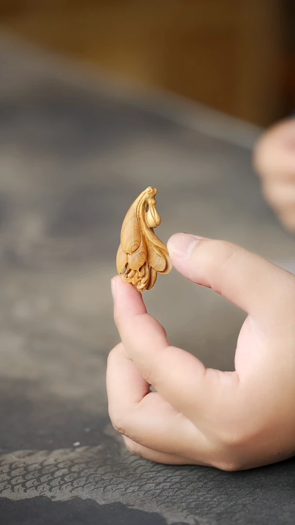 柏木（崖柏）陈化黑油料全手雕玉兰花小吊坠