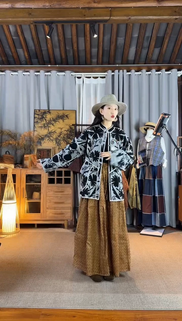 设计师款黑白羊毛彩绣中长外套