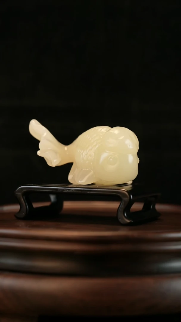 云南石竹叶青雕刻：富贵金鱼