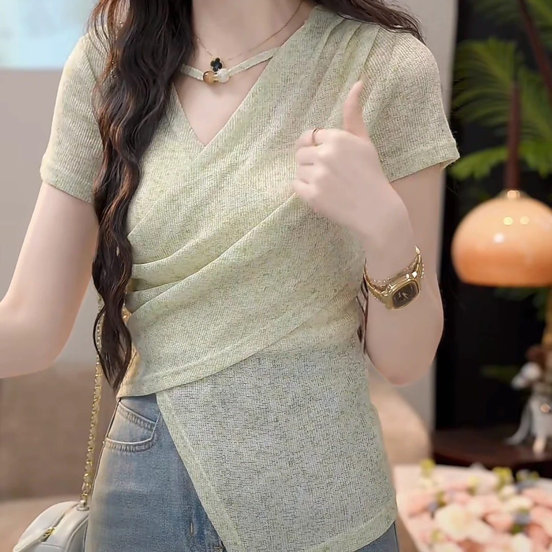 温柔风气质设计感V领收腰短袖T恤女2025新款夏季浅绿色显瘦上衣