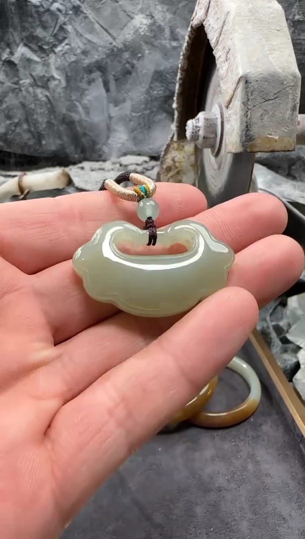 和田玉未镶嵌颈饰吊坠