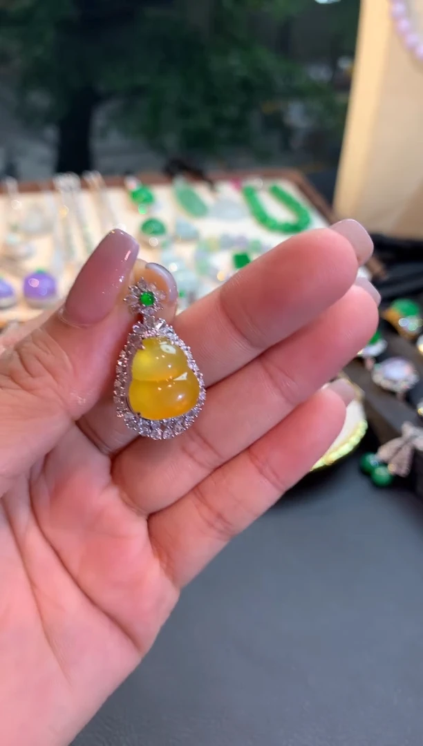 翡翠18K金镶嵌颈饰吊坠