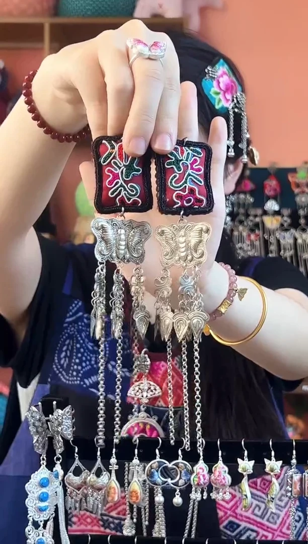 织绣民族风老绣饰品392