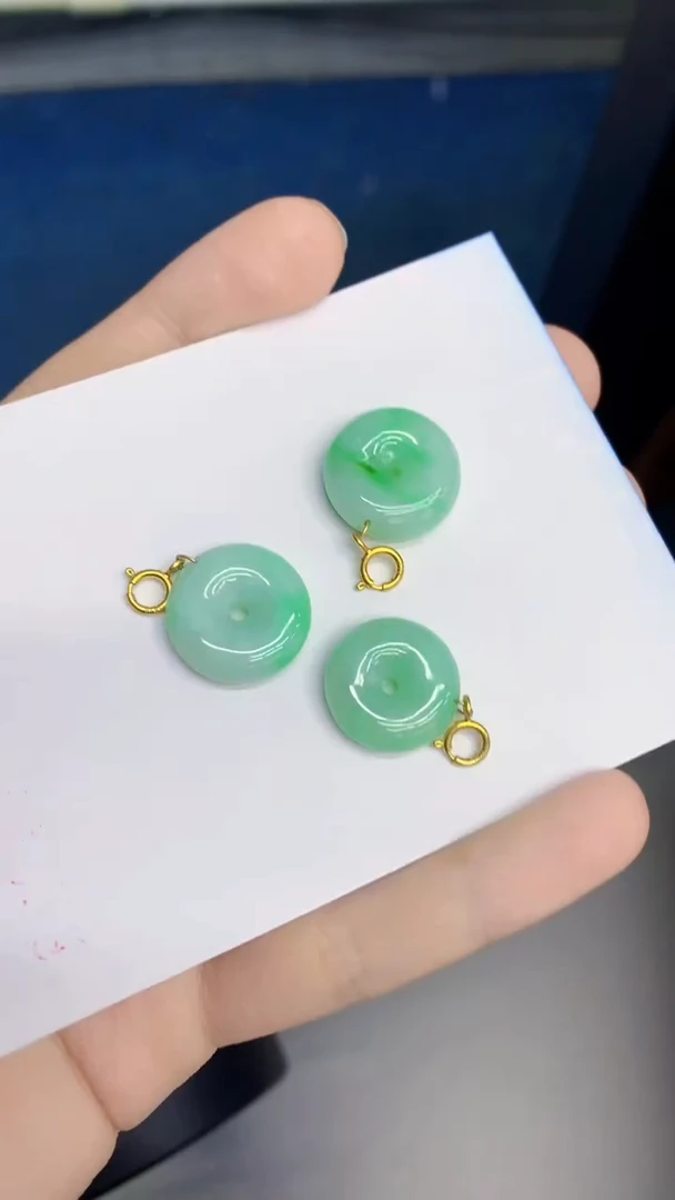 翡翠未镶嵌颈饰多样性发其一