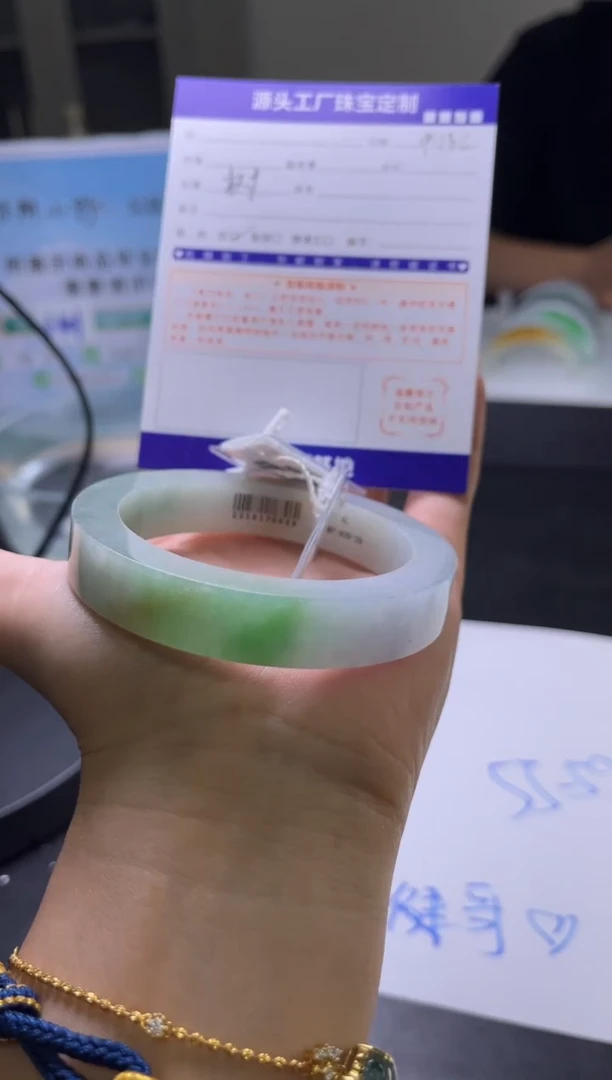 未镶嵌手镯定制翡翠:定制不退不换