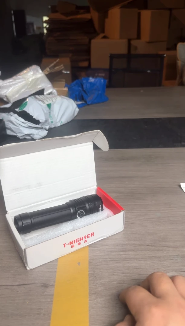 二手好货-强光手电筒-v8-微瑕-无电池