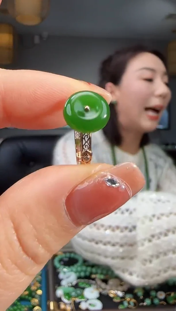 18K金镶嵌戒指和田玉1