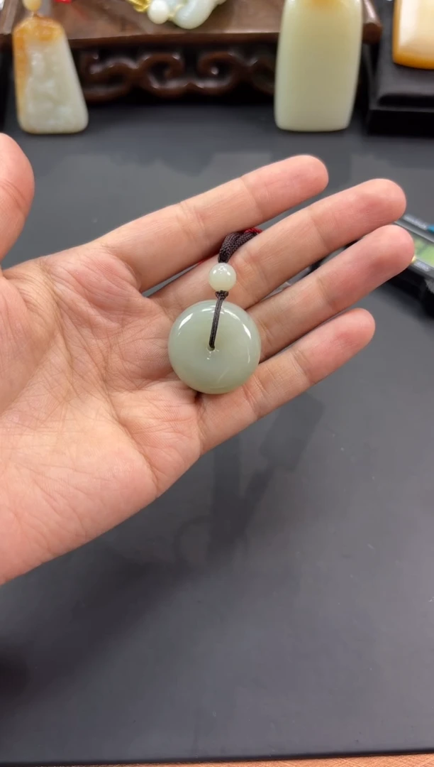 【闪购商品】和田玉吊坠(赠链)未镶嵌且末微色差近矿吊坠