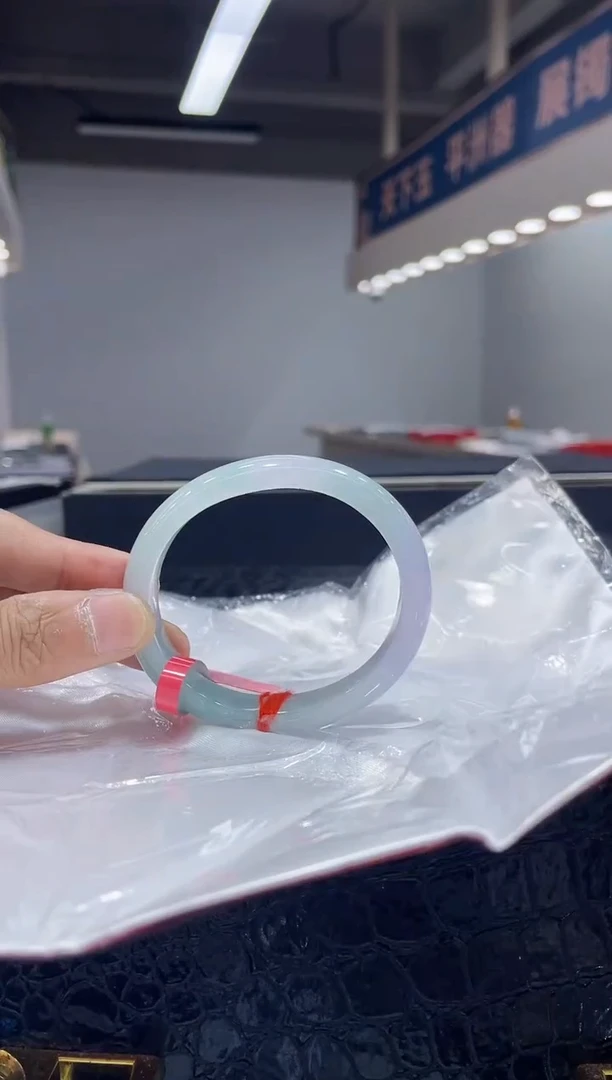 未镶嵌手镯（贵妃镯）翡翠21 5253戴