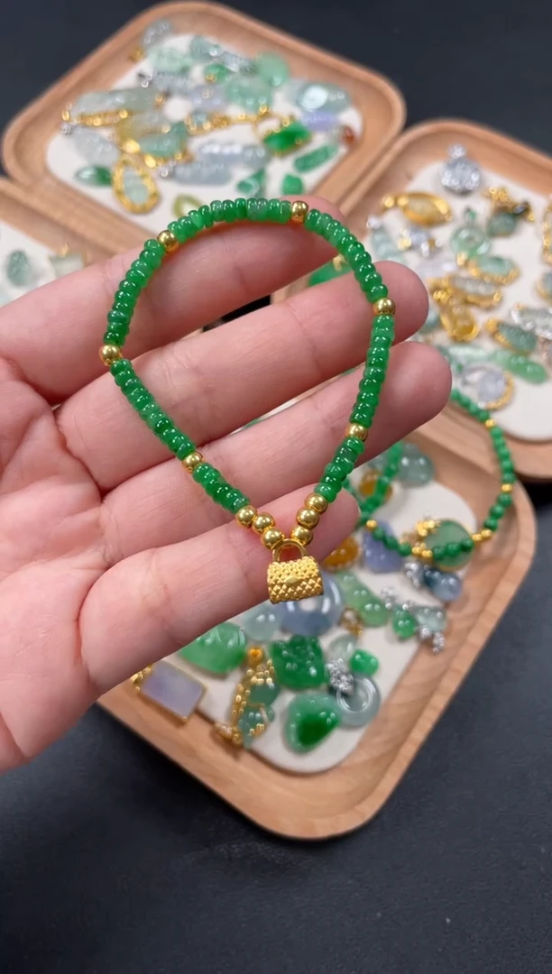 翡翠足金镶嵌套链一条   P184