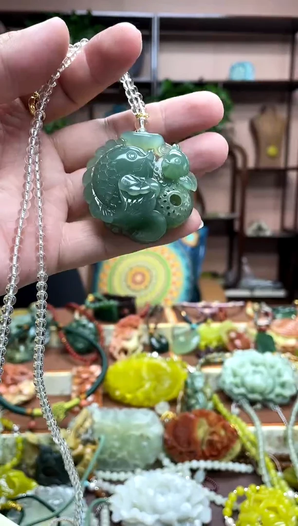 未镶嵌岫玉颈饰·