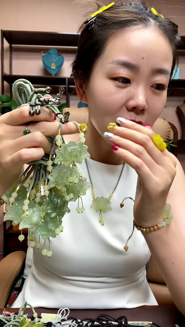 岫玉未镶嵌颈饰多样性发货发其中之一