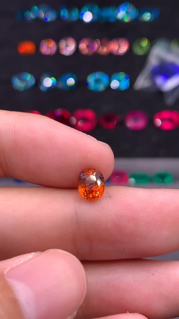 未镶嵌裸石石榴石（芬达石）1.95克拉纯净体芬达