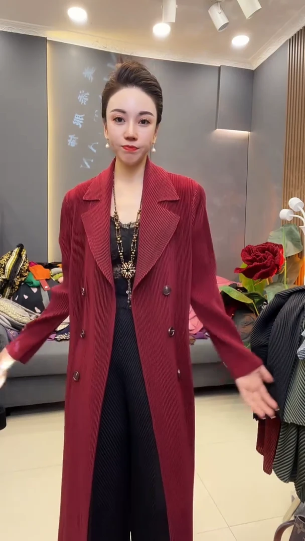 聚酯纤维（涤纶）红色大衣