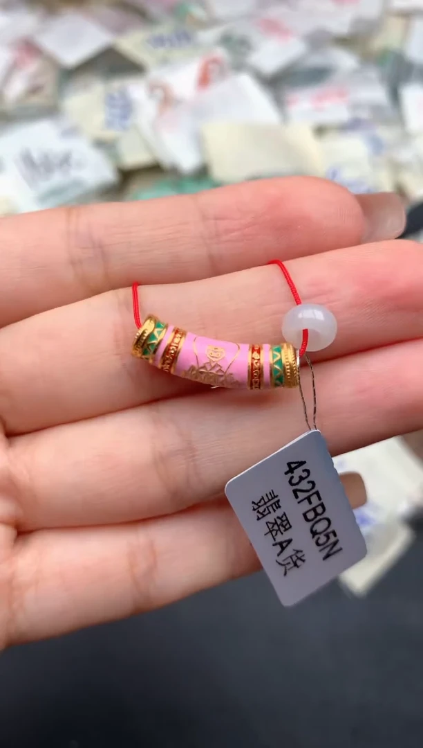 18K金镶嵌挂件翡翠一