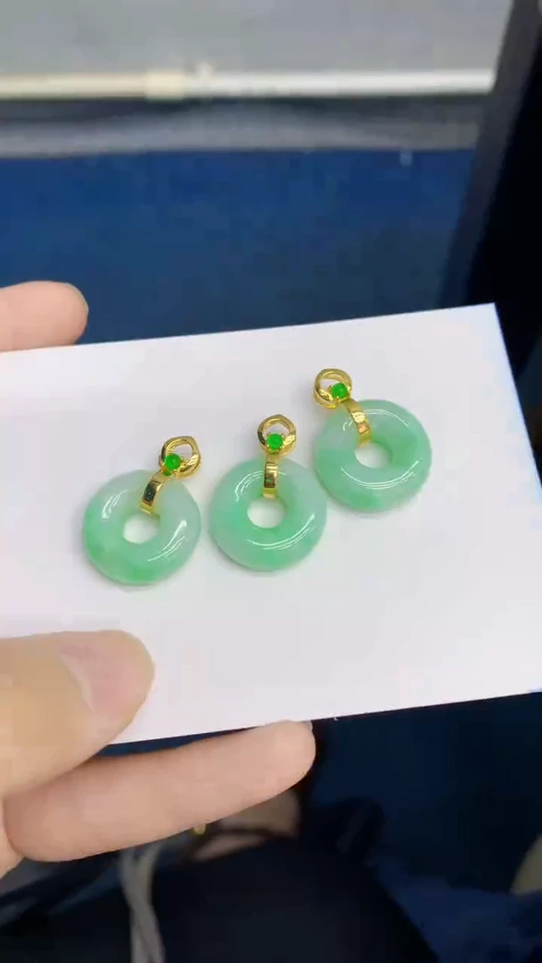 翡翠未镶嵌颈饰多样性发其一
