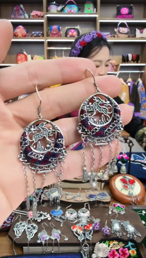 【闪购商品】织绣151蒙阿苏苗绣传承