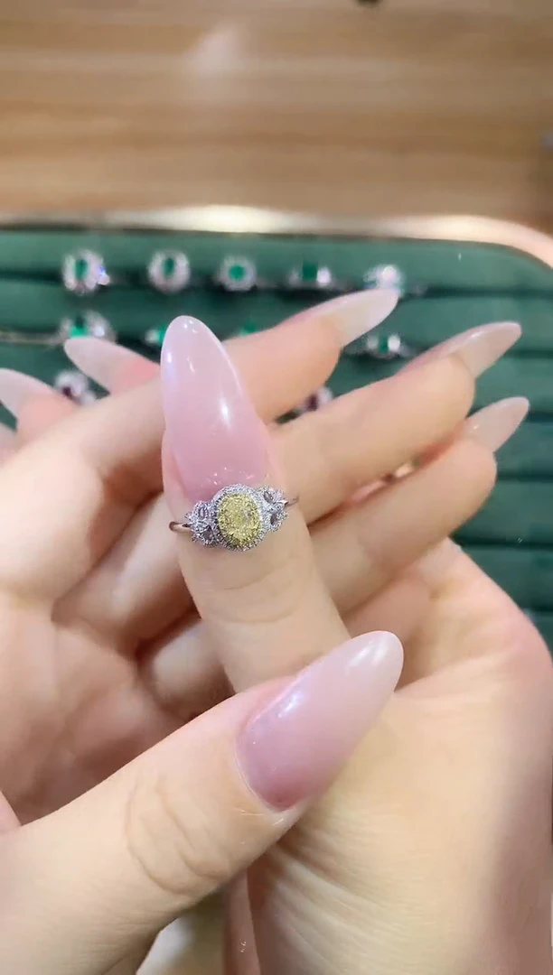 18K金镶嵌戒指钻石戒指