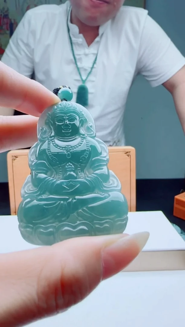 翡翠未镶嵌颈饰多样性发其一