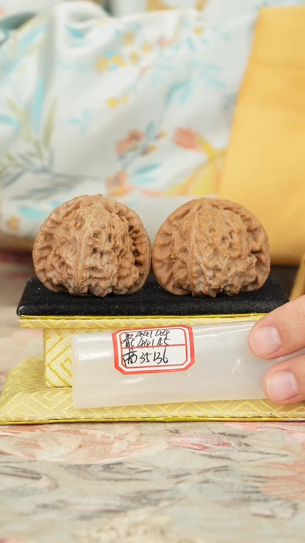 【闪购商品】文玩核桃把件白狮子