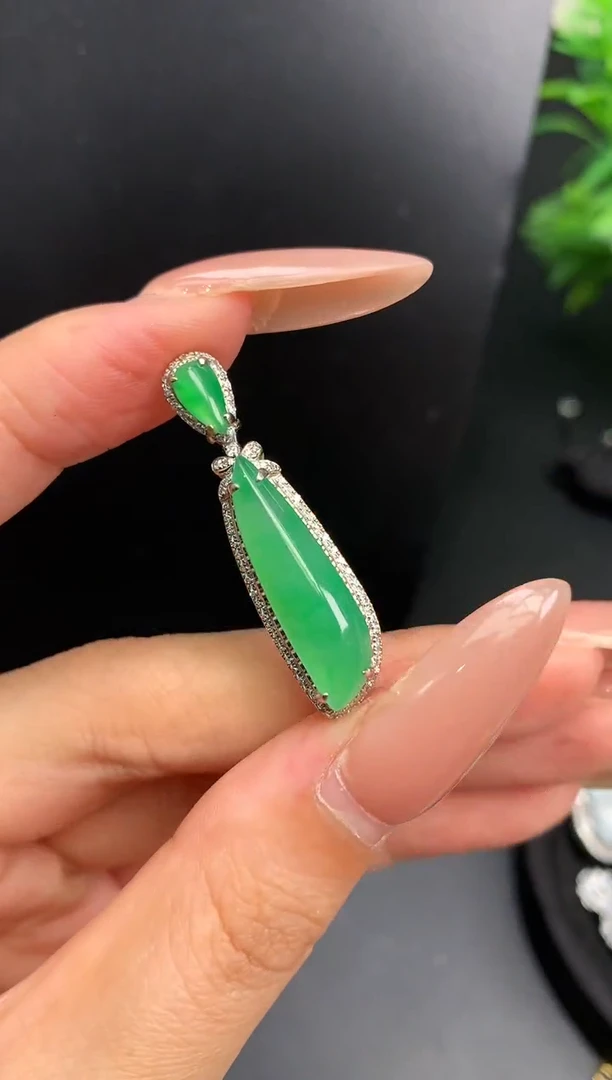 颈饰18K金镶嵌翡翠水滴