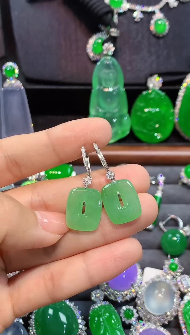 18K金镶嵌翡翠耳饰耳包